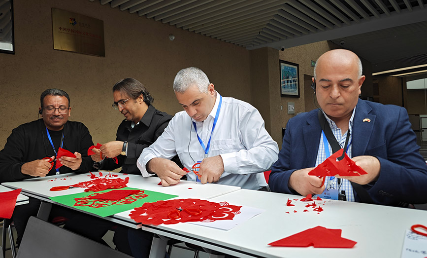 “昭君”召“君” 外媒記者走進昭君博物院